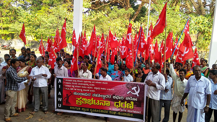 ಕಂದಾವರ ನಿವೇಶನ ರಹಿತರ ಗುಡಿಸಲು ನೆಲಸಮ ಖಂಡಿಸಿ ಧರಣಿ